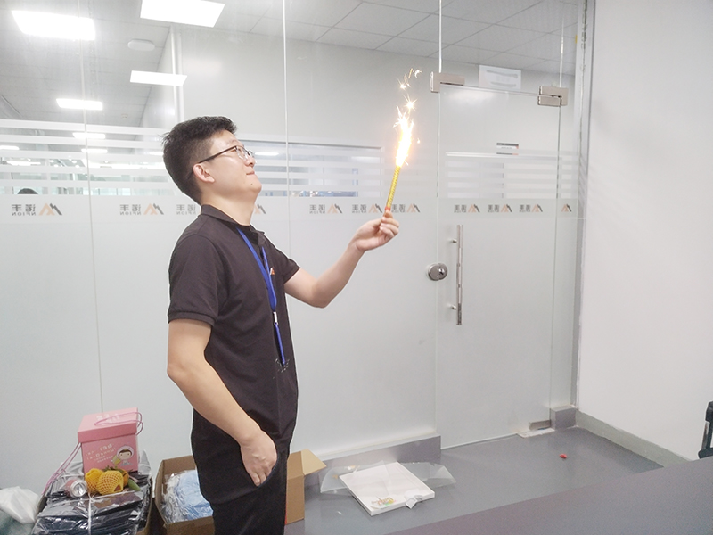 J9直营集团导热材料:举办员工生日会 爱心传递暖人心 J9直营集团导热材料:举办员工生日会 爱心传递暖人心